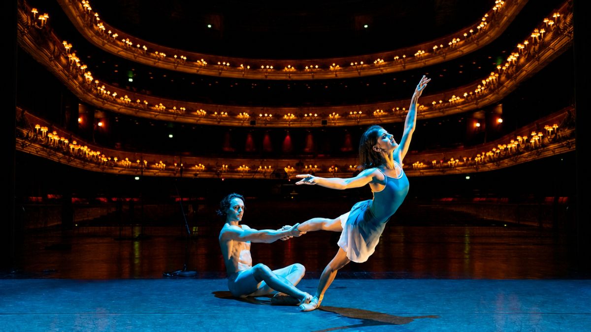 bailarinos no palco